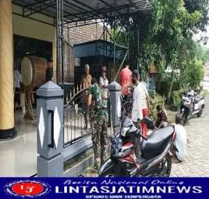 Bersama Warga, Anggota Koramil Kwadungan Gotong Royong Pengecatan Masjid