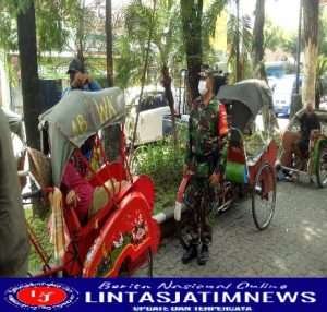 Babinsa Pucangsawit Terapkan Prokes Ketat Kepada Abang Becak di Wilayah Binaan