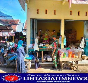 Babinsa Koramil 0806/02 Pogalan Blusukan Pasar Cek Harga Minyak Goreng Curah