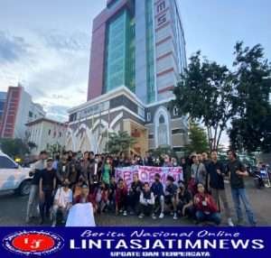 Mahasiswa Gelar Parade Reformasi Basa-Basi di Depan Gedung At-Tauhid Tower