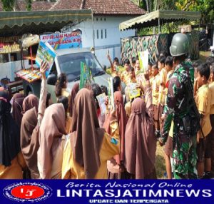 Mobil Pintar Yonif 511/DY, Sambangi Murid SDN 01 Joho di Tulungagung