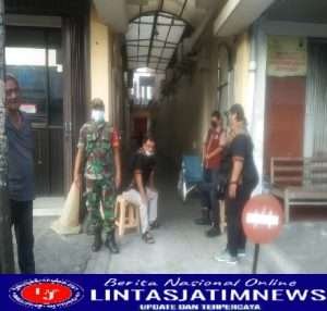 Sertu Rohmad Amankan dan Sosialisasi PPKM Ibadah di GKJ Coyudan