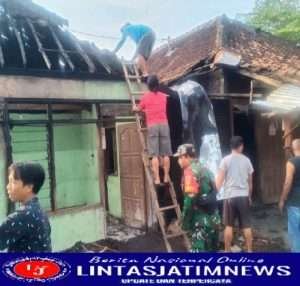 Babinsa Giatkan Gotong Royong Bantu Renovasi Rumah Warga