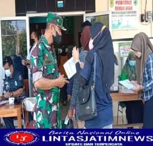 Dukung Percepatan Vaksin Babinsa Dampingi Warga Saat Vaksinasi