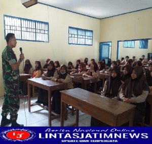 Tanamkan Rasa Cinta Tanah Air, Babinsa Berikan Materi Untuk Siswa dan Siswi SMP Muhammdiyah 7 Eromoko