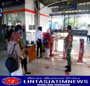 Sinergi..!! Sertu Murdianto Bersama Petugas Stasiun Dan Security Berikan Himbauan Prokes Kepada Penumpang Di Stasiun Purwosari