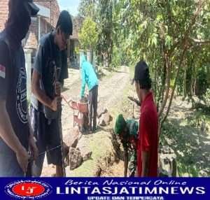 Bersama Warga, Serda Suradi Gotong Royong Pembuatan Talud