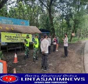 Antisipasi Penyebaran PMK, Anggota Koramil Bringin Jaga Pos Penyekatan