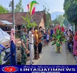 Babinsa Koramil 0806/03 Durenan Amankan Tradisi Pawai Taaruf Ponpes Hidayattut Thullab