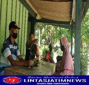 Babinsa Gandong Laksanakan Kegiatan Komsos Dengan Warga Desa