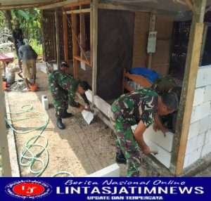 Manunggal Dengan Rakyat,Babinsa  Posramil Pitu Bantu Rehap Rumah