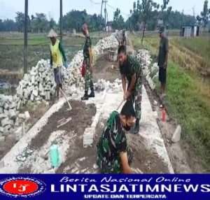 Serka Sampurno Bersama Warga Gotong Royong Dalam Pemasangan Paving Jalan