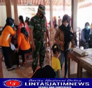 Petugas Kesehatan Laksanakan Posyandu dan Sweeping Imunisasi, Babinsa Nadi Berikan Pendampingan