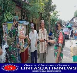 Sertu Marno Gencar Lakukan Pendisiplinan Prokes Dengan Membagikan Masker Gratis