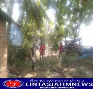 Peduli Lingkungan, Babinsa Koramil 0806/07 Watulimo Bersama Warga Kerja Bakti Bersihkan Pantai