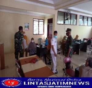 Babinsa Koramil 06/Batuwarno Terus Berikan Pendampingan Vaksinasi Covid-19