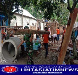 Bersama Relawan Elpeje, Anggota Koramil Ngrambe Perbaiki Rumah Warga