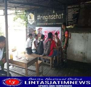 Babinsa Kemlayan Cek Prokes dan Pengawasan PPKM