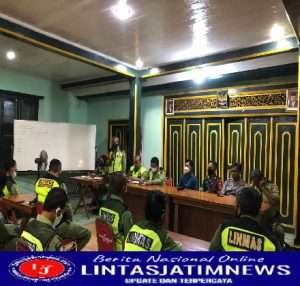 Tingkatkan Kemampuan , Babinsa Kelurahan Keprabon Berikan Pembekalan Kepada Anggota Linmas