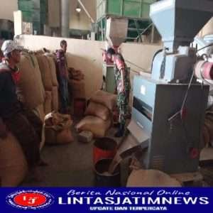 Pantau Stok Beras dan Gabah, Babinsa Sawit Datangi Penggilingan Padi