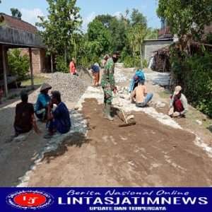 Bangkitkan Semangat Kebersamaan, Babinsa Koramil Mantingan Bantu Warga Pasang Paving Jalan