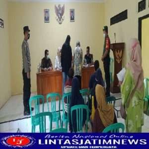 Pastikan Berjalan Lancar,Babinsa Koramil Kendal Dampingi Pembagian BLT