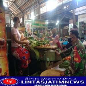 Peran Aktif Babinsa Kelurahan Sudiroprajan Terapkan Prokes Dimasa PPKM Di Pasar Tradisional