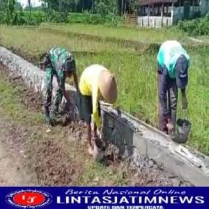 Bersama Warga Binaan,Serda Sudarsono Perbaiki Talud Jalan