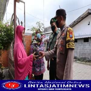 Harga Cabai Meroket, Bhabinkamtibmas Polsek Manyar berikan Bibit Cabai Untuk Warga