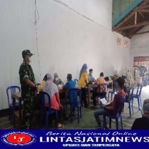 Warga Antri Terima Vaksin, Babinsa Hadir Berikan Pendampingan