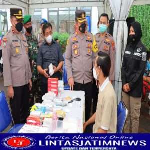 Dalam Rangka Hari Bhayangkara Ke 76, Polres Gresik Gencarkan Vaksinasi Booster dan Pengobatan Umum
