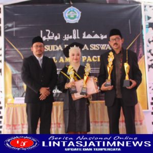 Siswi Cerdas Putri Pak Kades Borong Piala Pada Acara Wisuda Purnasiswa