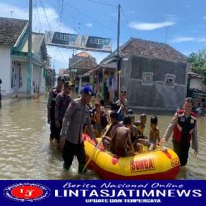 Polres Probolinggo Gunakan Perahu Karet Bantu Evakuasi Warga Terdampak Banjir Rob