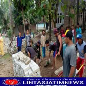 Ciptakan Lingkungan Bersih dan Hijau, Babinsa Mengger Kerja Bakti pembangunan Taman di Wilayahnya