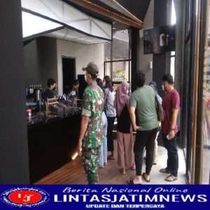 Kawasan Rumah Makan Menjadi Sasaran Penerapan Prokes Oleh Babinsa Kelurahan Punggawan