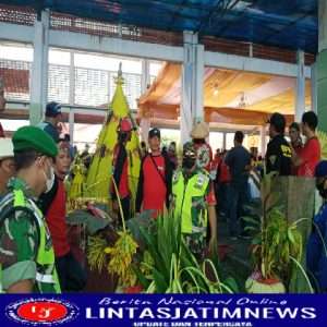 Koramil 0806/07 Watulimno Amankan Tradisi Larung Sembonyo di Pantai Prigi