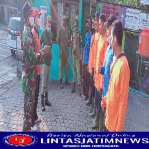 Cegah Penyebaran Covid-19, Babinsa Tegalharjo  Bersama Warga Gotong Royong Bersihkan Lingkungan