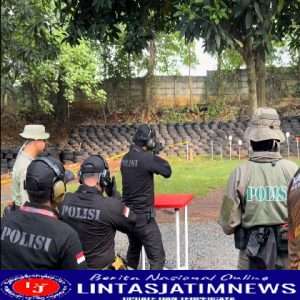 Ikuti Lomba Menembak Kapolri Cup Pati Polri-TNI dan Media 2022, Kapolda Jatim Raih Juara 1 Speed Shoot PCC MPX Beregu
