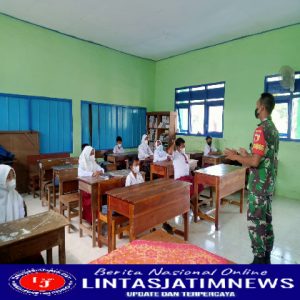 Tanamkan Rasa Cinta Tanah air, Babinsa Koramil 0805/05 Karangjati  Lakukan Pembinaan Karakter Siswa Siswi di SDN Puhti