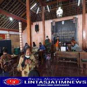 Babinsa Purwoharjo Dampingi Vaksinasi Di Desa Binaan