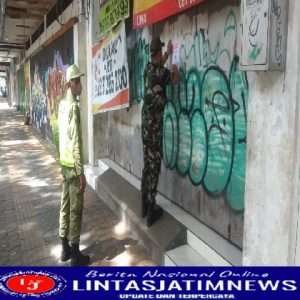 Babinsa Kemlayan  Dampingi Lurah dan Linmas Tertibkan Tuna Wisma di Jalan Slamet Riyadi