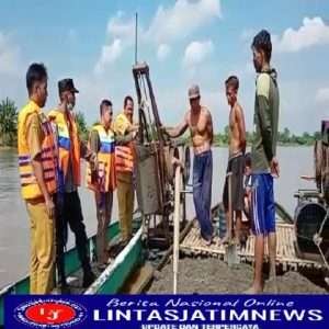 Penambang Pasir Bengawan Solo, Desa Kami di DAS Cepat Longsor