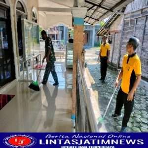 Sertu Anggoro Bersama Masyarakat Gotong-Royong Pembersihan Tempat Ibadah