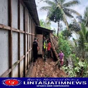 Babinsa Koramil 0806/13 Dongko Cek Rumah Warga Yang Rusak Akibat Tanah Longsor