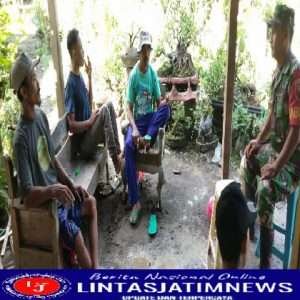 Jalin Keakraban, Babinsa Koramil Kedunggalar Komsos Dengan Warga