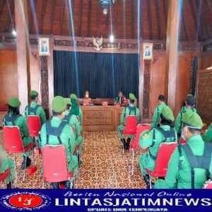 Babinsa Kelurahan Jebres Berikan Pembinaan terhadap Anggota Linmas