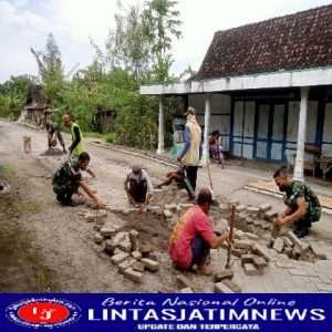 Demi Kelancaran Roda Perekonomian Warga, Babinsa Koramil Karangjati Wujudkan Perbaikan Jalan