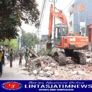 Rumah dan Bangunan di Sepanjang Frontage Road Desa Tebel  Mulai Dibongkar