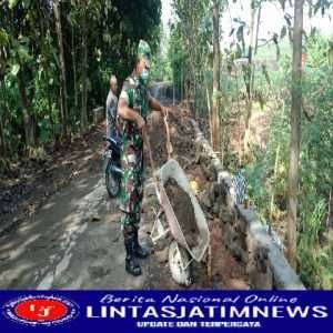 Babinsa Gotong Royong Timbun Badan Jalan