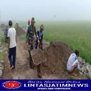 Perlancar Akses Jalan, Babinsa Posramil Karanganyar Bantu Pasang Paving Jalan